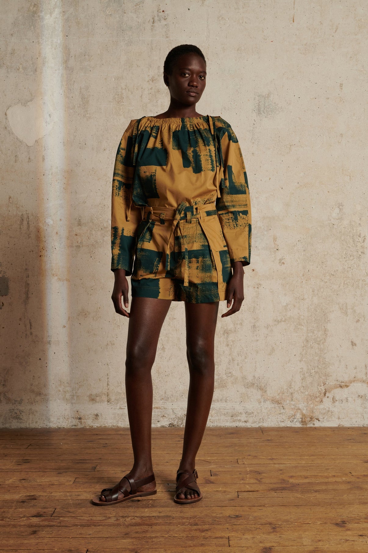 POLO BEIGE SHORTS vue 3